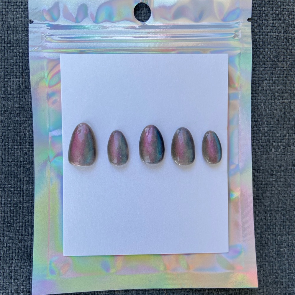 Hand painted artificial nails kit.  Choose the size and shape that suits you!